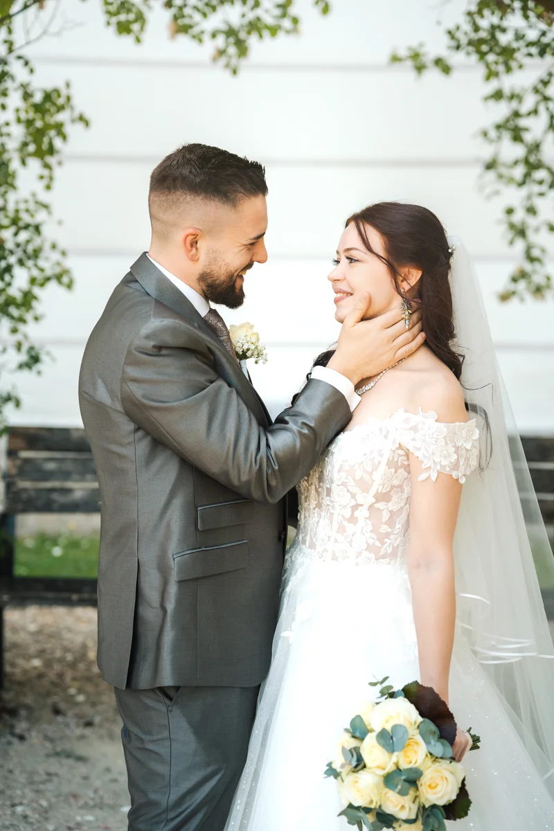 RawmanPictures - Sebastian Schiefermayr | Hochzeit Natalia & Jürgen | Elegante Hochzeitsfotografie: Paar im Park, verliebter Blick, romantische Atmosphäre.
