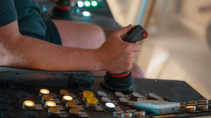 RawmanPictures - Sebastian Schiefermayr | Sägewerk Löberbauer | Bedienungstechniken: Steuerung einer Maschine in industrieller Umgebung.