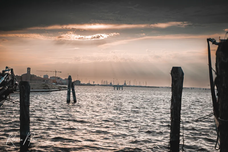RawmanPictures - Sebastian Schiefermayr | Chioggia 2022 | Stimmungsvolle Küstenfotografie im Abendlicht für maritime Landschaftsaufnahmen.