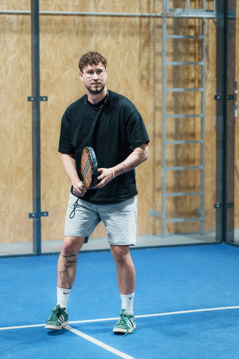 RawmanPictures - Sebastian Schiefermayr | Padelbase Videodreh | Person in sportlicher Pose mit Schläger auf Indoor-Padelplatz. Sportsfotos, Actionfotografie.