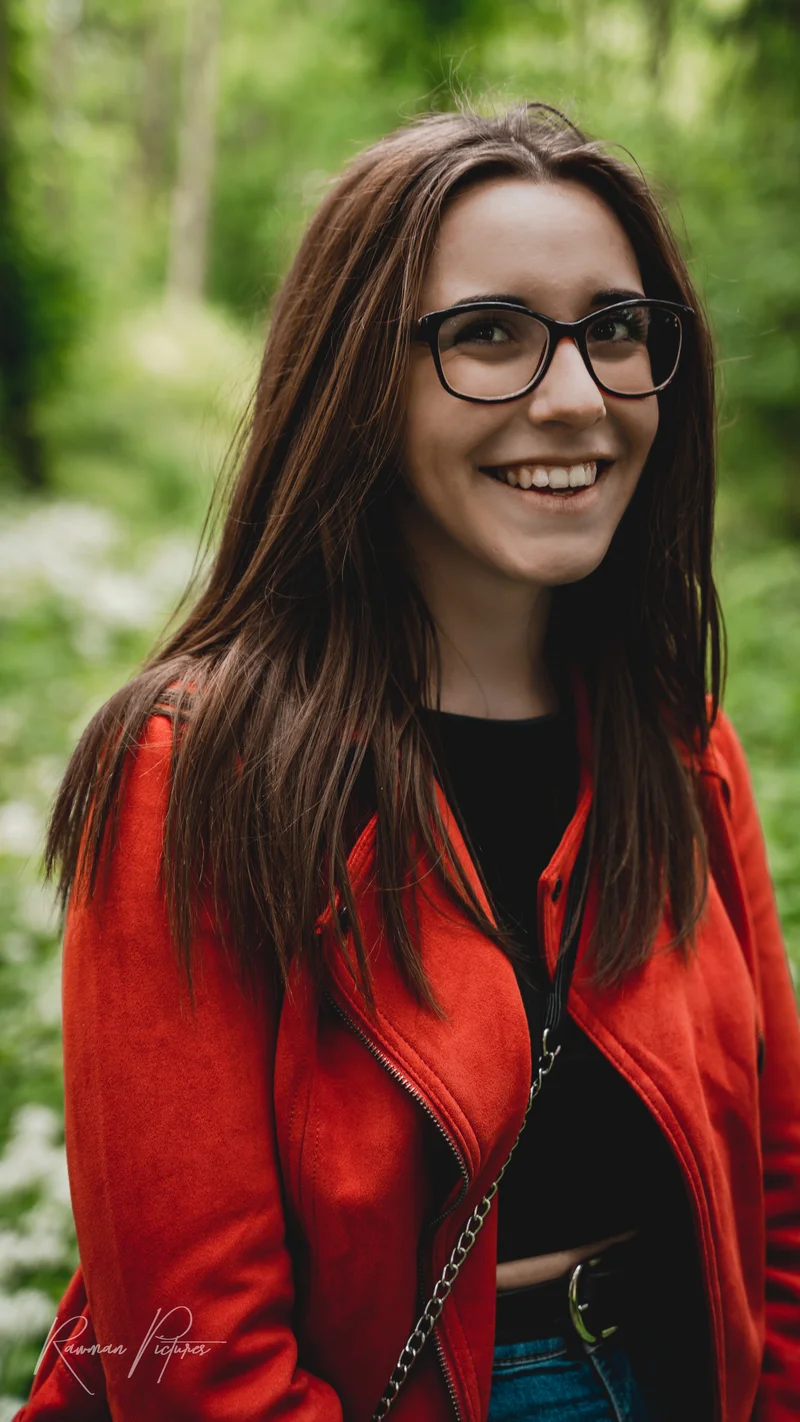 RawmanPictures - Sebastian Schiefermayr | Shooting Sophie N. | Portraitfotografie im Wald: Natürliches Lächeln und lebendige Farben.
