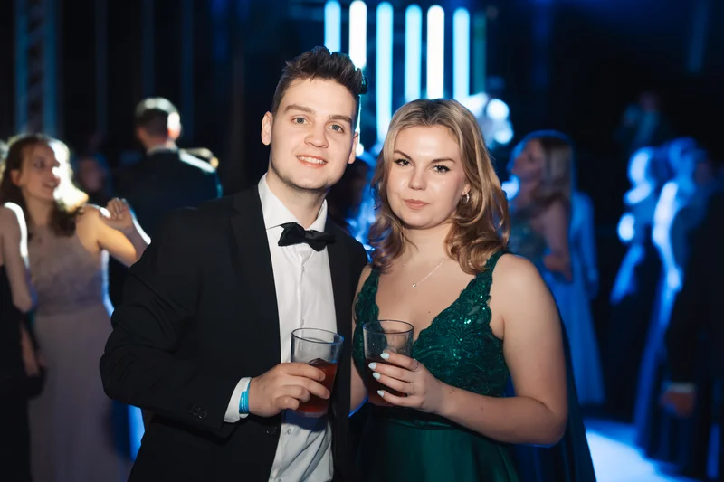 RawmanPictures - Sebastian Schiefermayr | Maturaball HTL1 | Elegantes Paar bei Abendveranstaltung, festliche Kleidung, stilvolle Eventfotografie.