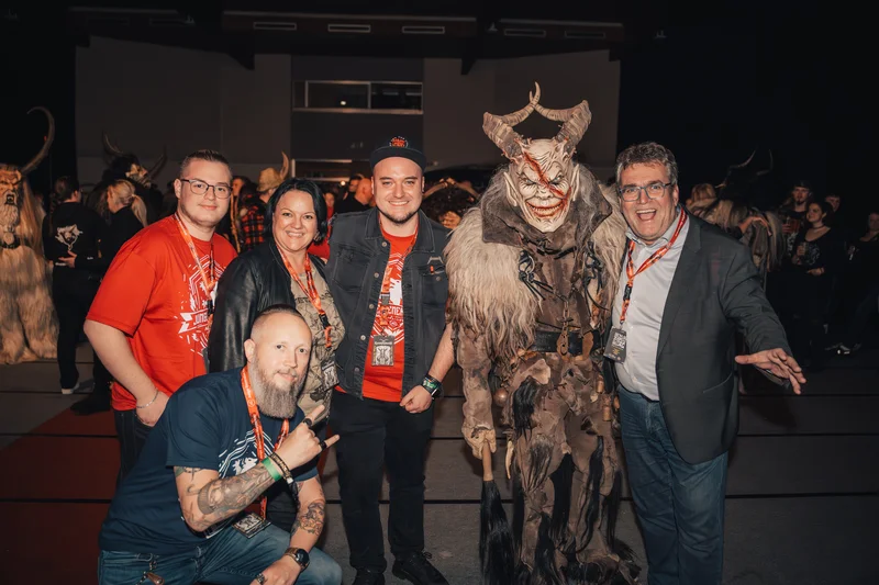 RawmanPictures - Sebastian Schiefermayr | Krampusnacht | Gruppenfoto mit Krampus-Kostüm: Authentisches Event-Erlebnis, festliche Stimmung einfangen.