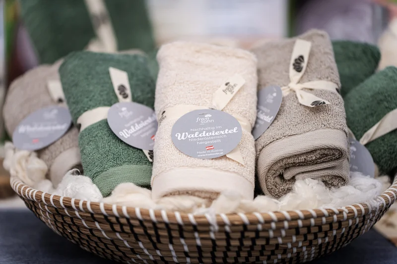 RawmanPictures - Sebastian Schiefermayr | Marke[ding] Wels | Korb mit eleganten, handgefertigten Handtüchern für hochwertige, nachhaltige Badezimmerdekoration.