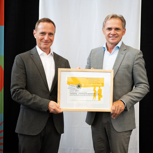 RawmanPictures - Sebastian Schiefermayr | Marke[ding] Wels | Zwei Männer bei einer Preisverleihung. Business-Portraitfotografie für besondere Anlässe.