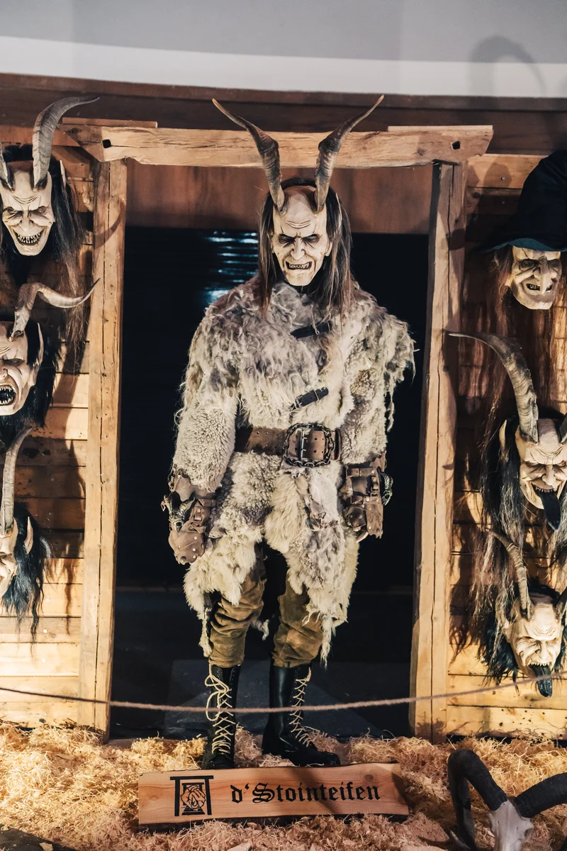 RawmanPictures - Sebastian Schiefermayr | Maskenausstellung | Kreatives Kostüm in alpenländischer Tradition, ideale Aufnahme für bildende Kunst Fotografie.