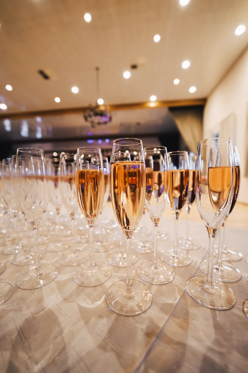 RawmanPictures - Sebastian Schiefermayr | Solong - Charity Event | Elegante Sektgläser bei einer Veranstaltung: Perfekte Partyfotografie für besondere Anlässe.