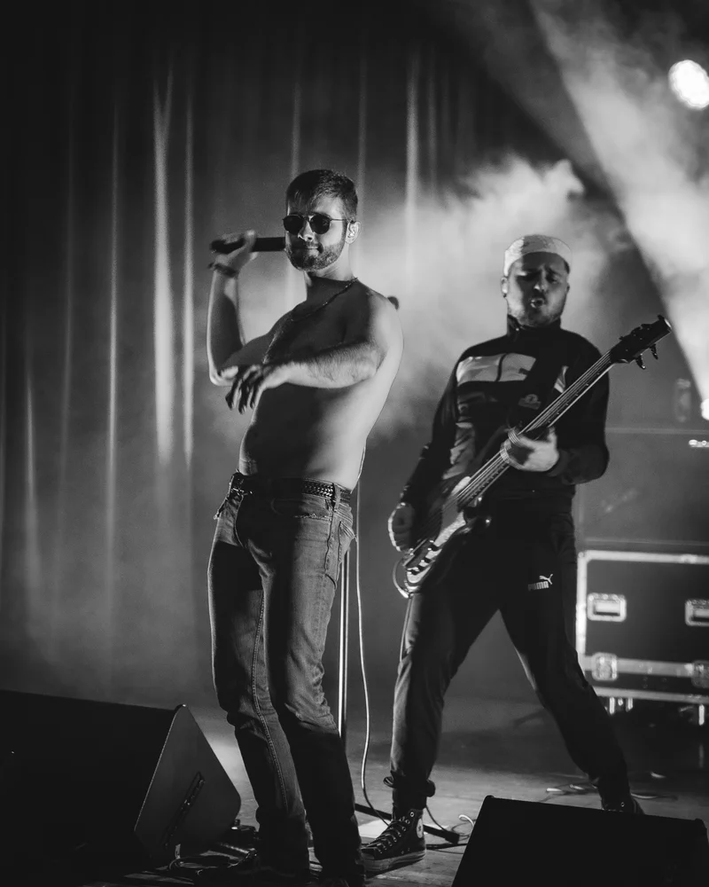 RawmanPictures - Sebastian Schiefermayr | Krampusnacht | Live-Musikkonzert Fotografie mit Rockband und energiegeladener Performance.