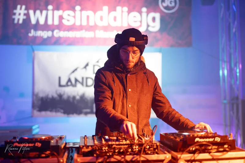 RawmanPictures - Sebastian Schiefermayr | Eisdisco Marchtrenk | DJ live auf der Bühne: Elektronische Musik und energiegeladene Atmosphäre einfangen.