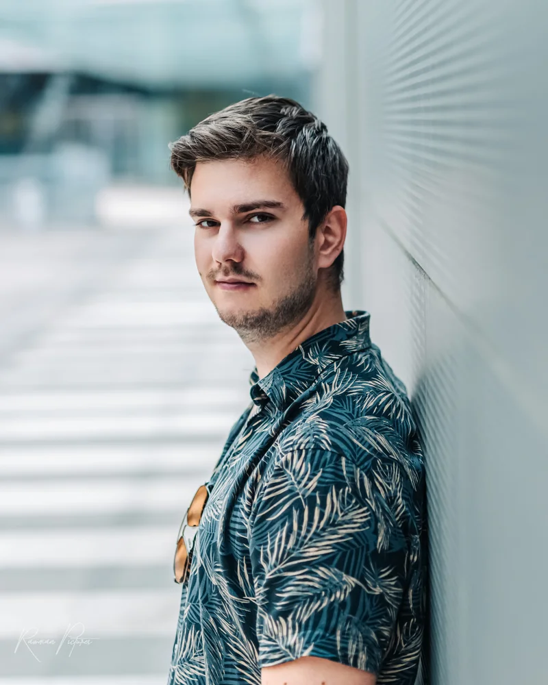 RawmanPictures - Sebastian Schiefermayr | Personal Shooting | Porträtfotografie Mann urban lässig modern Mode oberer Körper.