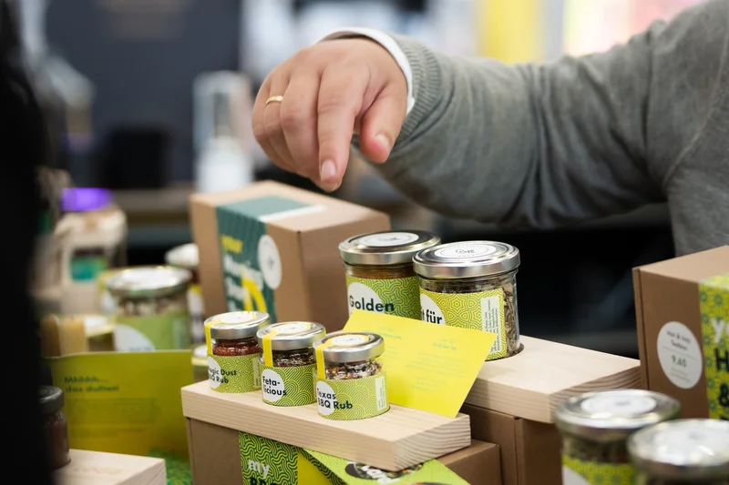 RawmanPictures - Sebastian Schiefermayr | Marke[ding] Wels | Feinkostgeschäft mit Vielfalt an Gewürzen und Saucen in attraktiver Verpackung.
