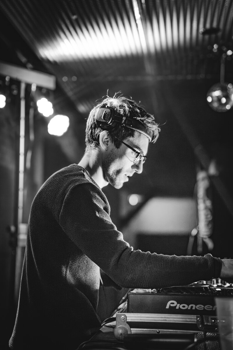 RawmanPictures - Sebastian Schiefermayr | JKU Mensafest | DJ bei der Arbeit im Club – Eventfotografie in Schwarz-Weiß für einzigartige Momente.