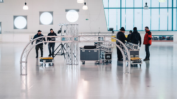 RawmanPictures - Sebastian Schiefermayr | Eisdisco Marchtrenk | Gruppe von Technikern bereitet Event-Equipment für Indoor-Veranstaltung vor.