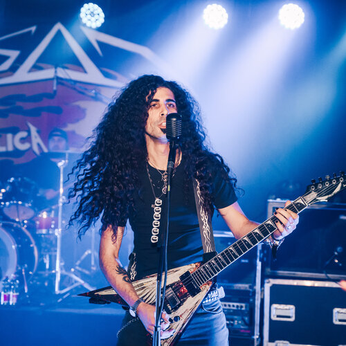 RawmanPictures - Sebastian Schiefermayr | Krampusnacht | Live-Konzertfotografie: Gitarrist auf der Bühne, energiegeladenes Rock-Event, Musikperformance.