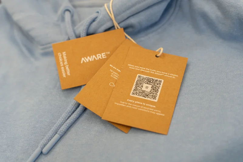 RawmanPictures - Sebastian Schiefermayr | Marke[ding] Wels | Blauer Hoodie mit nachhaltigen Etiketten. Umweltfreundliche Modefotografie, QR-Code-Detail.