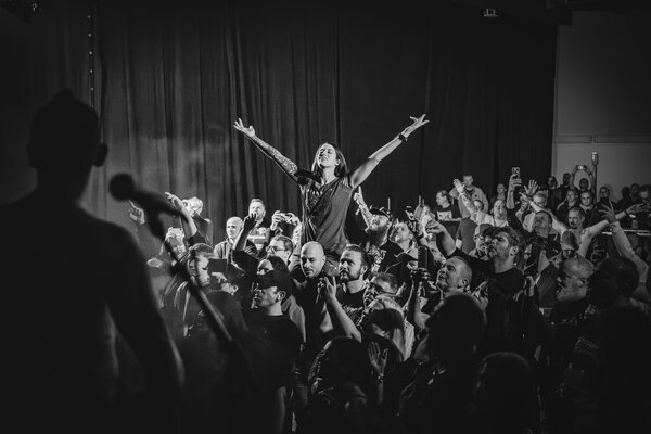 RawmanPictures - Sebastian Schiefermayr | Krampusnacht 2025 | Schwarz-Weiß-Konzertfotografie: Energiegeladene Live-Performance und begeisterte Zuschauer.