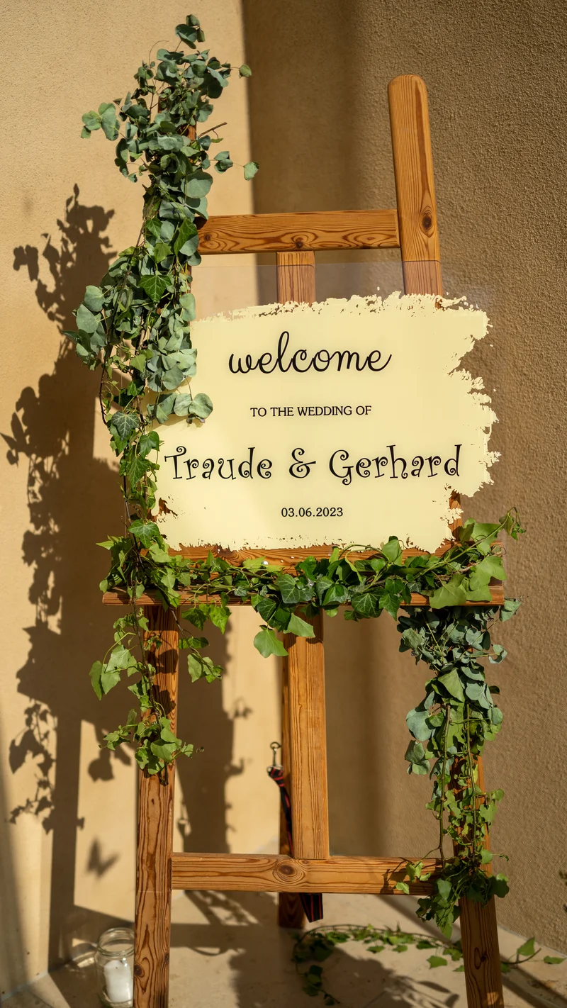 RawmanPictures - Sebastian Schiefermayr | Hochzeit Traude & Gerhard | Hochzeitsschild mit Efeu-Umrandung für perfekte Hochzeitsfotografie.