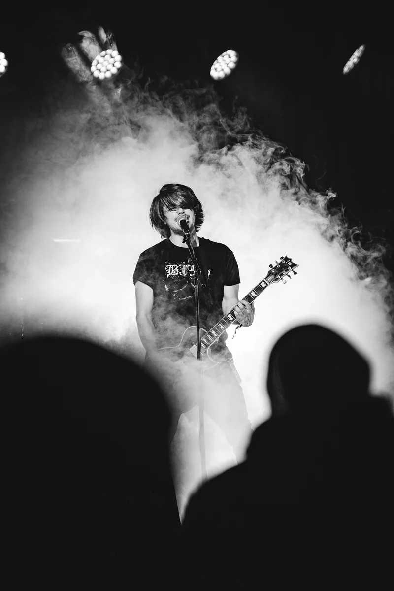 RawmanPictures - Sebastian Schiefermayr | Krampusnacht 2025 | Live-Musikfotografie: Gitarrist auf Bühne mit stimmungsvoller Beleuchtung und Nebel.