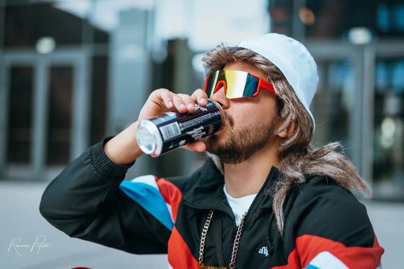 RawmanPictures - Sebastian Schiefermayr | Musikvideodreh "Flinz Asozial" | Kreatives urbanes Porträt mit dynamischen Farben und moderner Streetwear-Ästhetik.