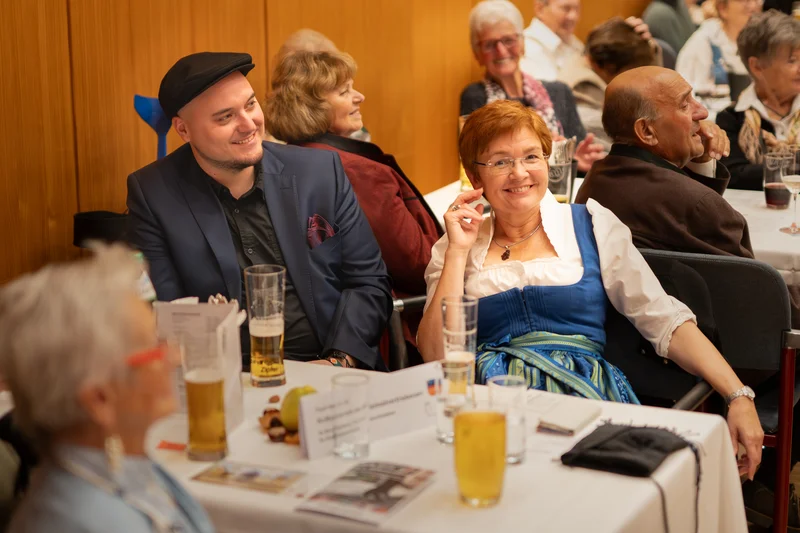 RawmanPictures - Sebastian Schiefermayr | Volkstanzfest | Festlicher Anlass: Glückliche Gäste genießen geselliges Beisammensein bei einem Event.