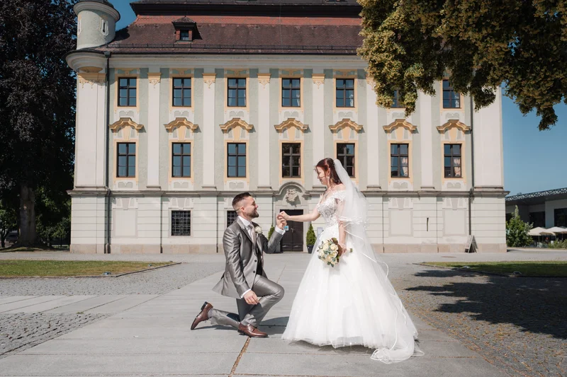 RawmanPictures - Sebastian Schiefermayr | Hochzeit Natalia & Jürgen | Hochzeitsfotografie vor historischem Gebäude – Romantische Momente festhalten.