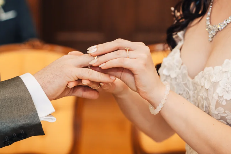 RawmanPictures - Sebastian Schiefermayr | Hochzeit Natalia & Jürgen | Romantische Hochzeitsring-Zeremonie: zeitlose Liebe und Verbundenheit in edlem Ambiente.