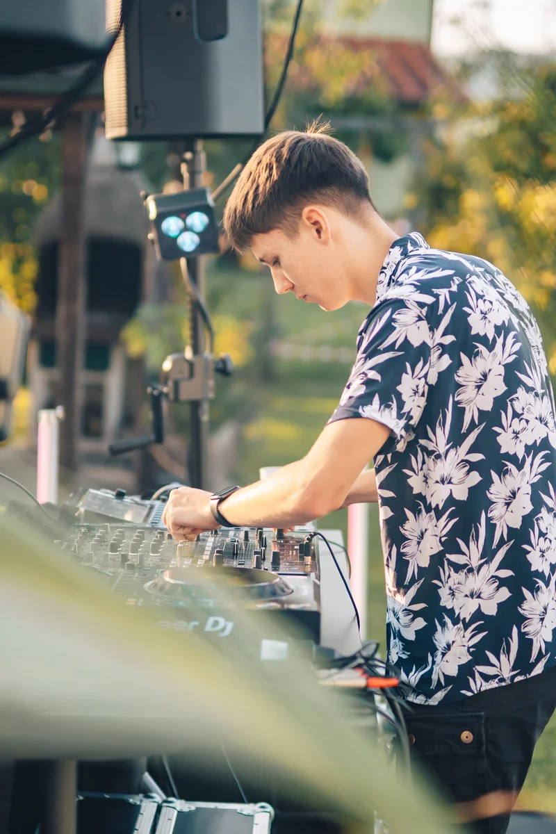 RawmanPictures - Sebastian Schiefermayr | Vality & Friends | DJ bei einer Outdoor-Party mit Sonnenuntergang im Hintergrund. Eventfotografie, Musik, Sommer.