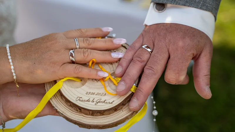 RawmanPictures - Sebastian Schiefermayr | Hochzeit Traude & Gerhard | Hochzeitsfotografie: Romantische Ringzeremonie im Freien mit persönlichem Touch.