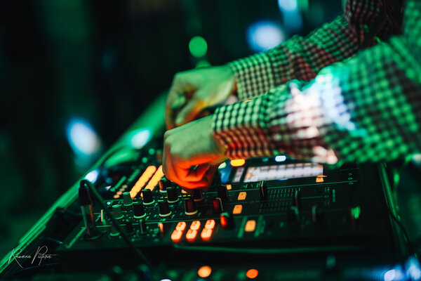 RawmanPictures - Sebastian Schiefermayr | Mensafest Wels | DJ bei der Arbeit mit Mischpult und Lichteffekten auf Party oder Event.