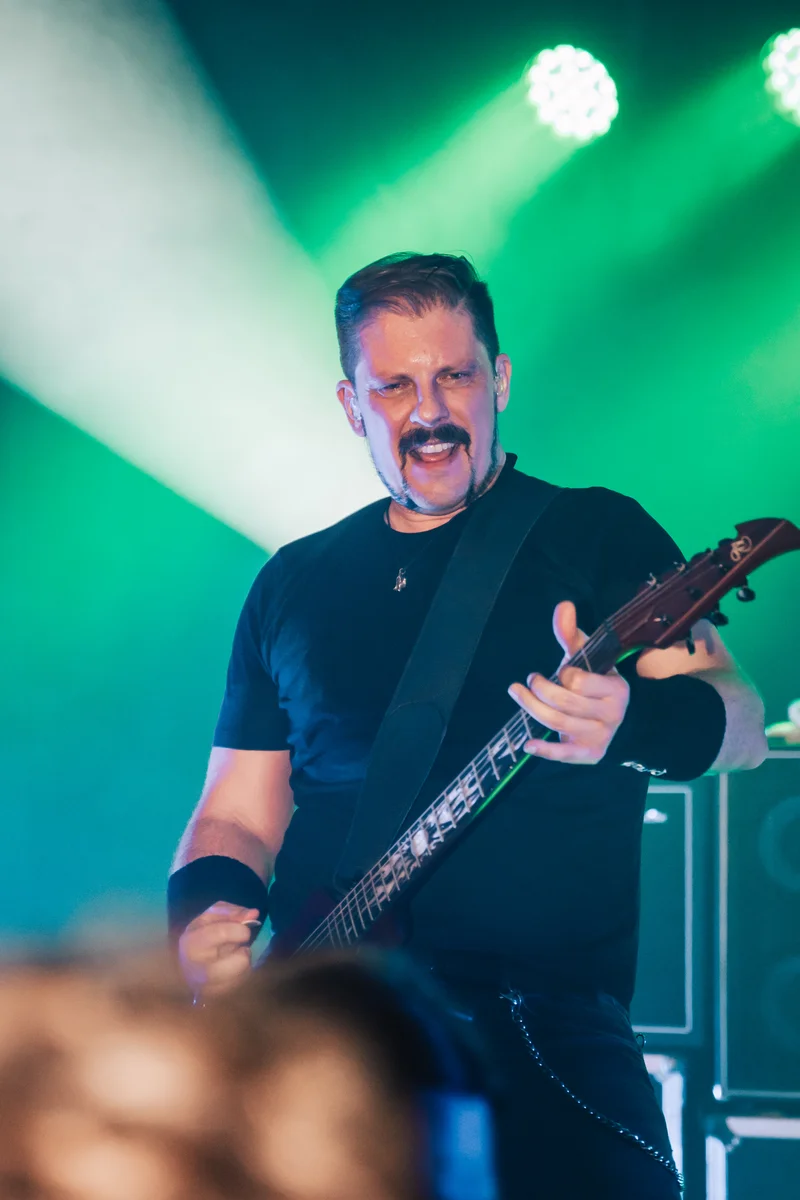 RawmanPictures - Sebastian Schiefermayr | Krampusnacht | Live-Musikfotografie: Energiegeladener Gitarrist auf der Bühne, starkes Bühnenlicht.