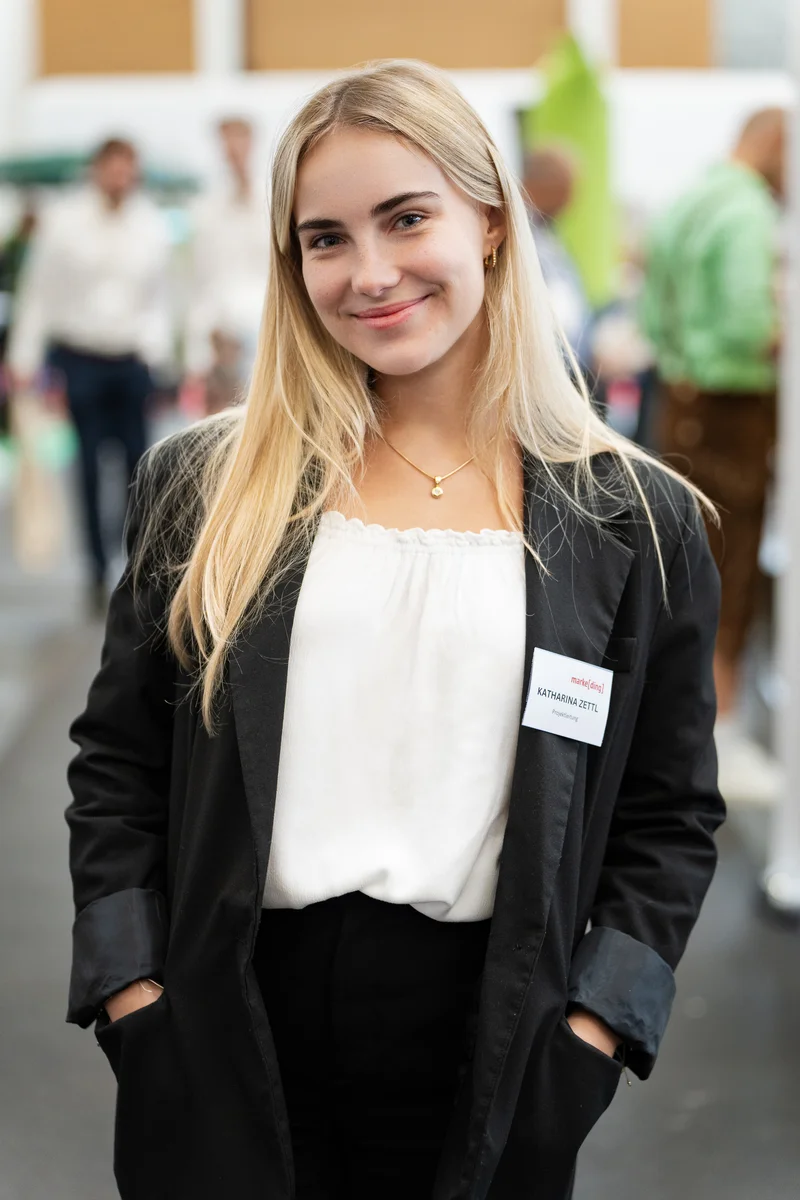 RawmanPictures - Sebastian Schiefermayr | Marke[ding] Wels | Entspannte Business-Porträtfotografie auf einem Event. Ideal für professionelle Bildagenturen.
