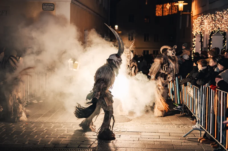 RawmanPictures - Sebastian Schiefermayr | Perchtenlauf Eferding | Krampuslauf: Traditionelles Fest, maskierte Figuren, Nachtfotografie, mystische Atmosphäre.