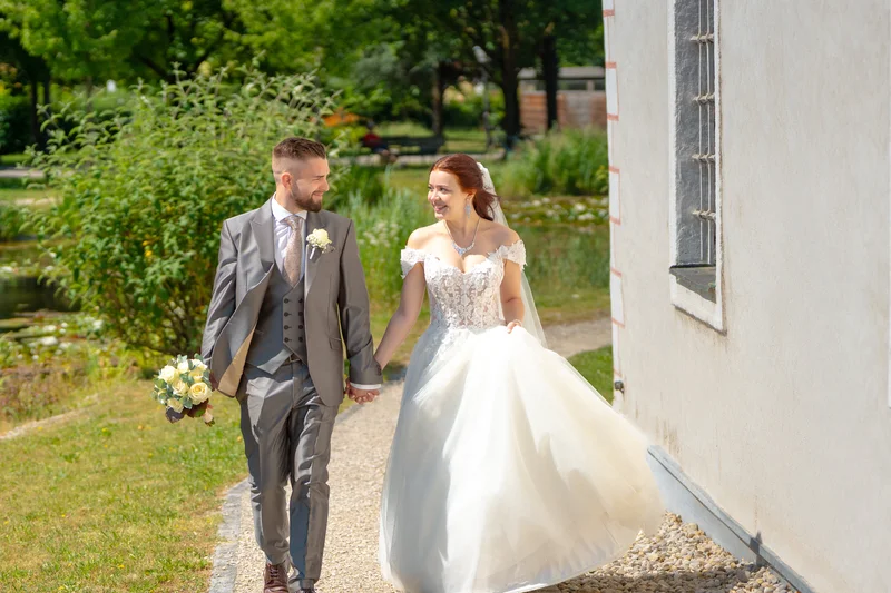 RawmanPictures - Sebastian Schiefermayr | Hochzeit Natalia & Jürgen | Brautpaar im Garten: Romantische Hochzeitsfotografie, natürliche Momente, zeitlose Erinnerungen.