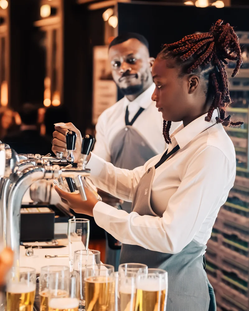 RawmanPictures - Sebastian Schiefermayr | Maturaball HTL1 | Barservice bei Veranstaltung: Professionelle Kellner zapfen Getränke im eleganten Ambiente.