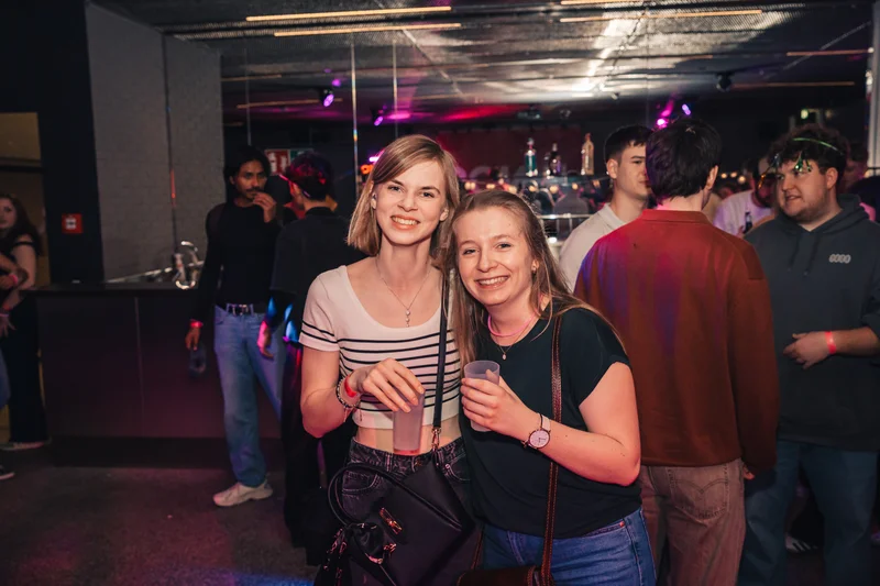 RawmanPictures - Sebastian Schiefermayr | JKU Mensafest | Partyfotografie in lebendiger Nachtclub-Atmosphäre, junge Erwachsene feiern gemeinsam.