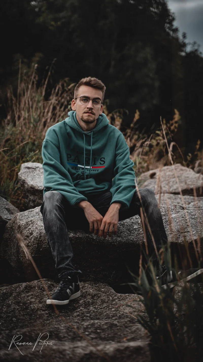 RawmanPictures - Sebastian Schiefermayr | Shooting Philipp B. | Portraitfotografie im Freien, lässiger Look, natürliche Umgebung, stilvolle Kleidung.