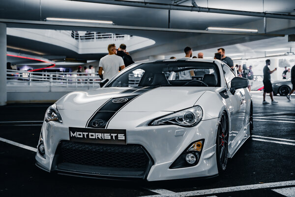 RawmanPictures - Sebastian Schiefermayr | Night of Wheels | Sportwagen-Treff im Parkhaus: Weiße Eleganz & Dynamik. Autotreffen, Tuning, Autofotografie.