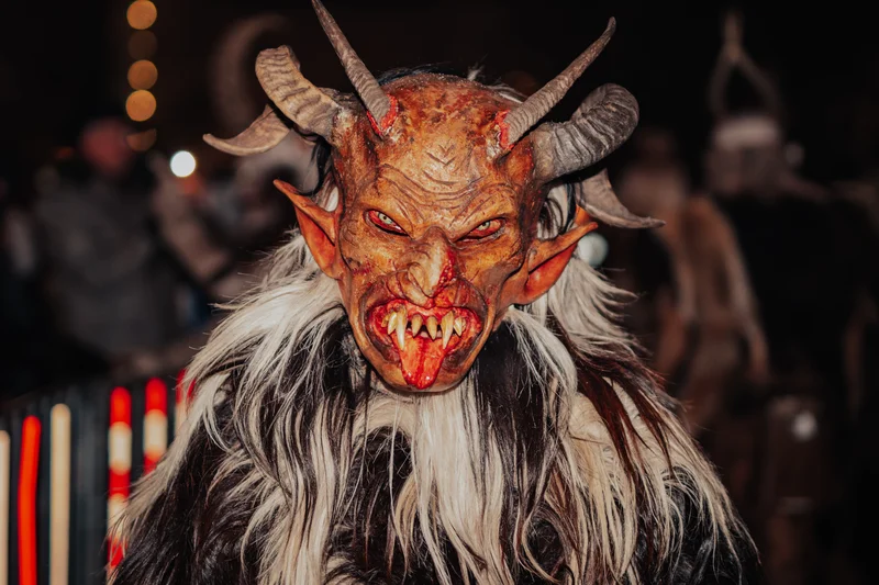 RawmanPictures - Sebastian Schiefermayr | Perchtenlauf Eferding | Krampus-Maske: Kunstvolle Detailfotografie eines traditionellen Schreckens mit Hörnern und Pelz.