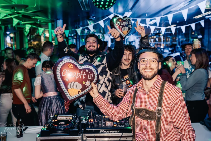 RawmanPictures - Sebastian Schiefermayr | Mensafest Wels | Stimmungsvolle Partyfotografie auf einem Oktoberfest-Event mit DJ und feiernden Gästen.
