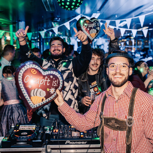 RawmanPictures - Sebastian Schiefermayr | Mensafest Wels | Stimmungsvolle Partyfotografie auf einem Oktoberfest-Event mit DJ und feiernden Gästen.