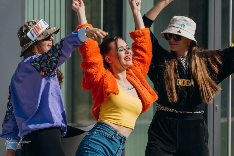 RawmanPictures - Sebastian Schiefermayr | Musikvideodreh "Flinz Asozial" | Junge Frauen beim Tanzen im Freien, fröhlich und energiegeladen – Streetstyle-Fotografie.