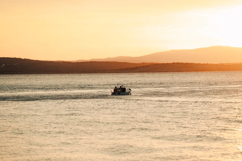 RawmanPictures - Sebastian Schiefermayr | Content Trip: Crikvenica 2025 | Boot bei Sonnenuntergang auf dem Meer, Landschaftsfotografie, stimmungsvolle Naturaufnahme.