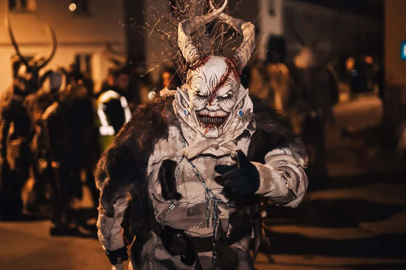RawmanPictures - Sebastian Schiefermayr | Perchtenlauf Eferding | Gruseliger Kostümumzug, Nachtfotografie, dunkle Atmosphäre, kulturelles Fest.