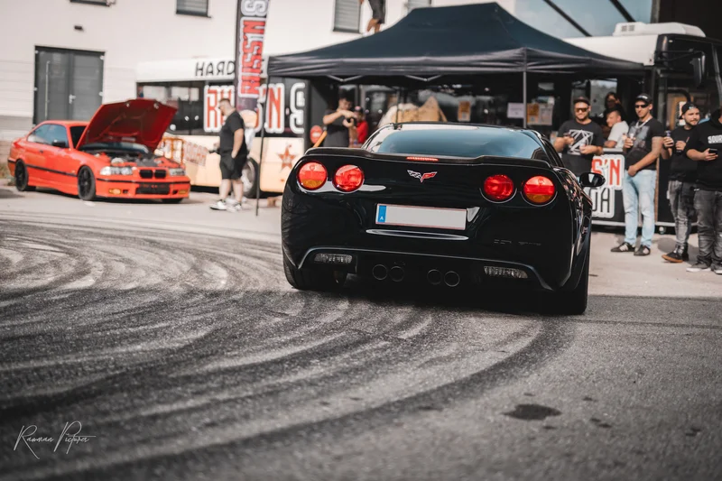 RawmanPictures - Sebastian Schiefermayr | Russnsoda Summer Closing | Sportwagentreffen: Elegantes Auto auf Driftstrecke, dynamische Fotografie für Autoliebhaber.