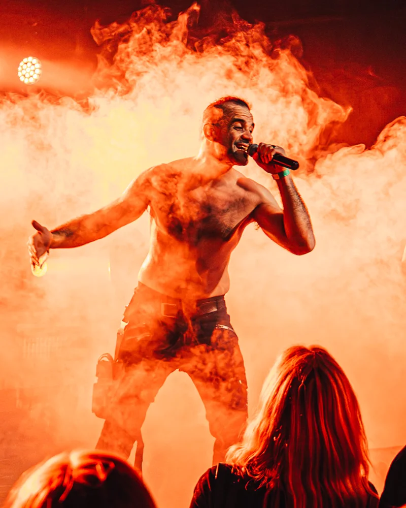 RawmanPictures - Sebastian Schiefermayr | Krampusnacht 2025 | Konzerterlebnis Fotografie: Dynamik, Emotionen und Bühnenlicht einfangen.