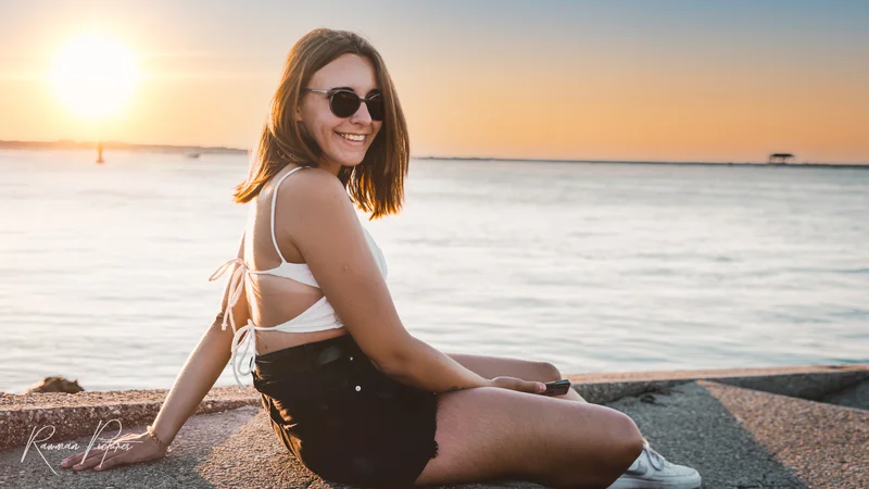 RawmanPictures - Sebastian Schiefermayr | Chioggia 2022 | Junge Frau bei Sonnenuntergang am Meer, lächelnd, Sommer, Portraitfotografie.