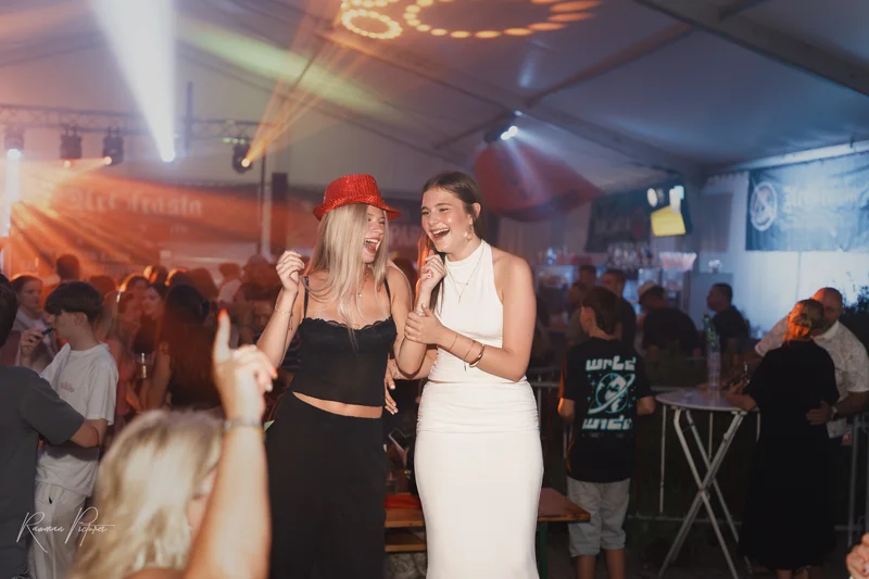 RawmanPictures - Sebastian Schiefermayr | Stadtfest-Marchtrenk  | Partyfreude bei Nacht: Bewegte Tanzfläche, strahlende Gesichter, lebendige Eventfotografie.