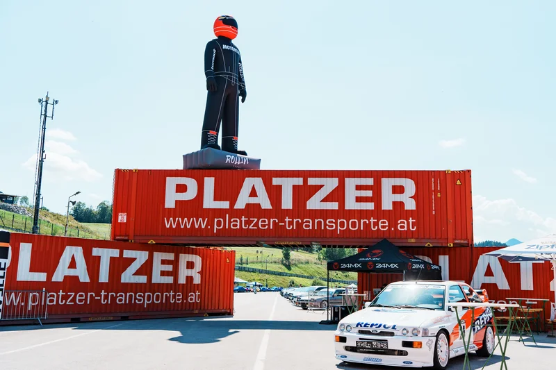 RawmanPictures - Sebastian Schiefermayr | Motortag 2026 | Rennsport-Event mit Auto und Containern im Freien, perfekte Kulisse für Fotografen.