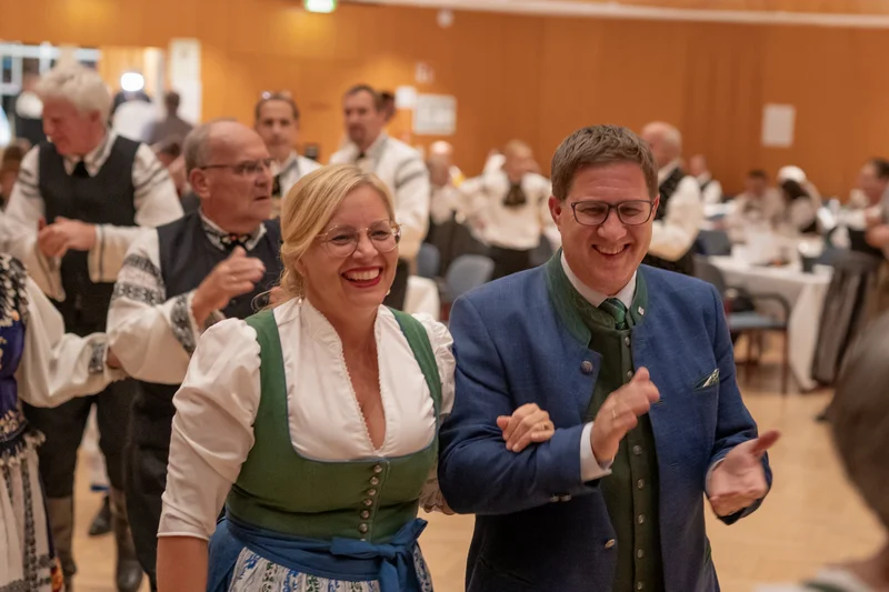 RawmanPictures - Sebastian Schiefermayr | Volkstanzfest | Traditionelles Tanzfest: Menschen in Trachten fröhlich beim Feiern. Eventfotografie, Kultur.
