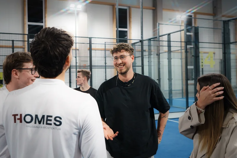 RawmanPictures - Sebastian Schiefermayr | Padelbase Videodreh | Junge Leute beim sportlichen Networking in moderner Sporthalle. Dynamische Eventfotografie.